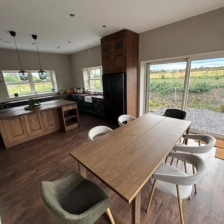 Feriehus Jacks Meadow - A Stylish 5 Bedroom Meath Retreat Near Dublin Airport